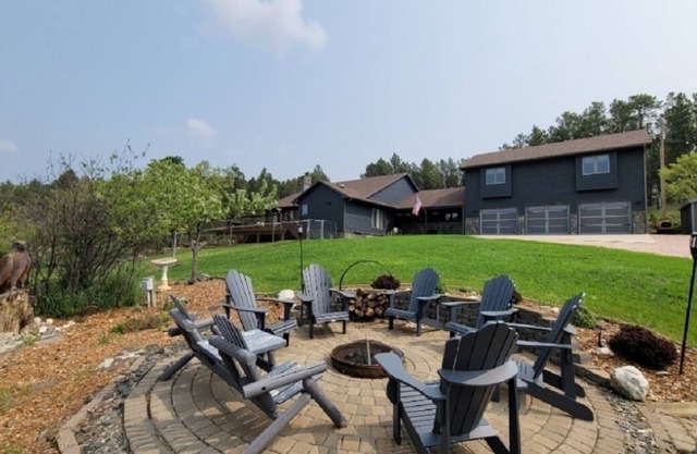 Premium Views of Mount Rushmore! Lodge in Keystone, sleeps 14 with HOT TUB