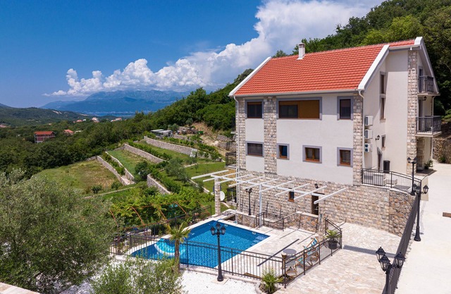 Prestige 3Bdr Apartment w/Pool and Scenic Views