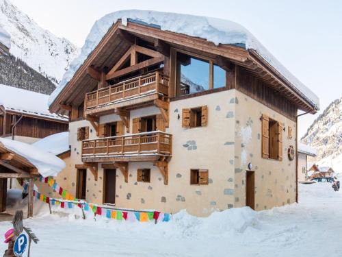 Prestigious chalet with pool and sauna