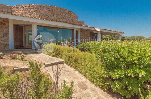 Prestigious villa at 220m from the sea