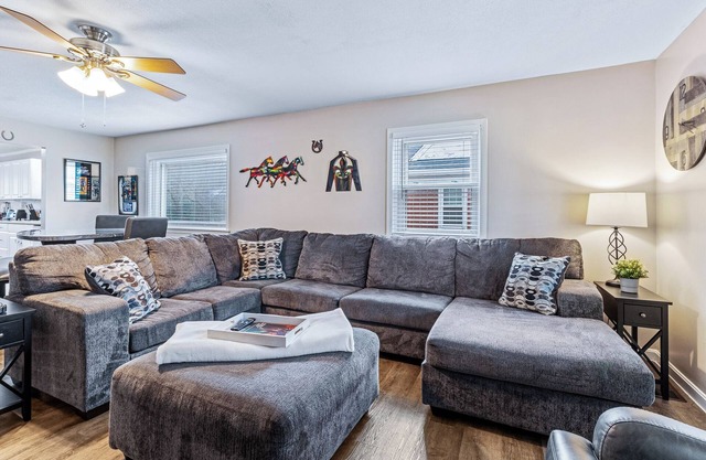 PRESTON PLACE: Walk to Kentucky Expo Center! 4 Bedroom/2 Bath Home Sleeps 10