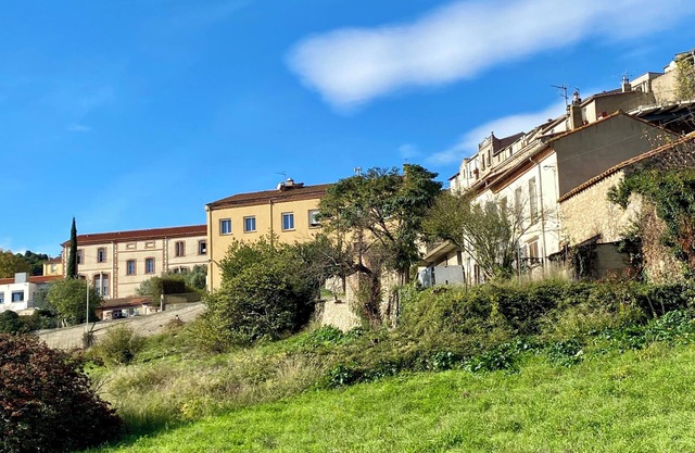 Pretty house with terrace in a village perched on the hillsides of Roussillon