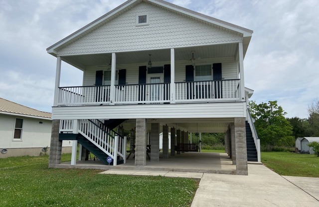 Pretty raised three bedroom beach home awaits you! A short 3 min. walk to beach!