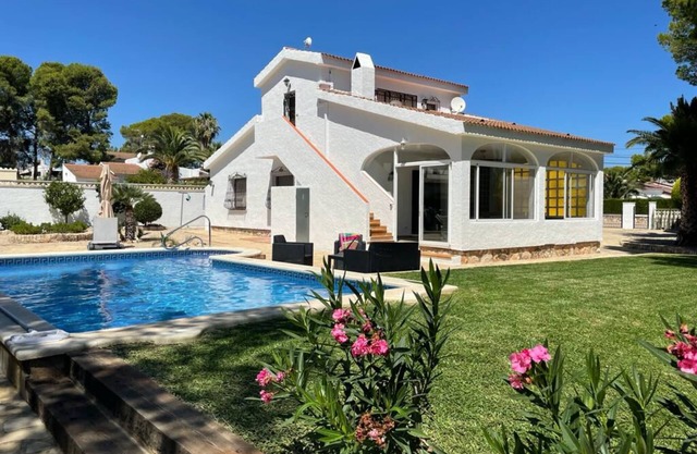 Pretty villa with swimming pool near the sea (200m)