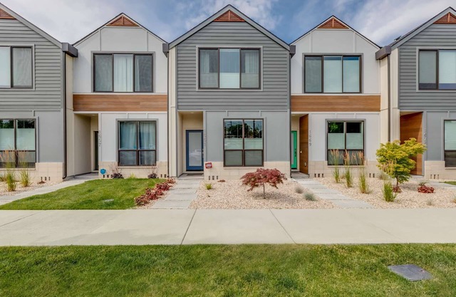 Prime Downtown Location: 2 Private Master Suites, Walk/Bike to Shopping, Dining, and Coffee!