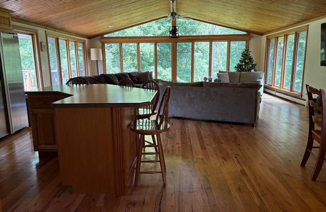 Prime Location! 2BR-2 Acre Retreat Minutes from Downtown Galena & Attractions