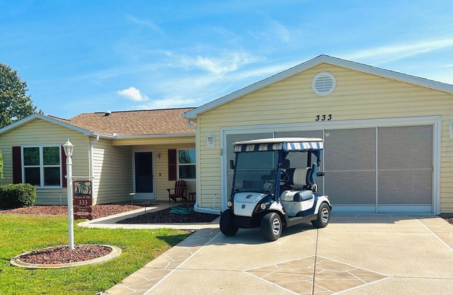 Prime Location - between Sumter Landing and Spanish Springs - Golf Cart