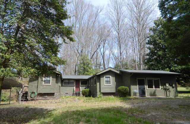 Primo location, Unique layout with lots of privacy, bring your pup!