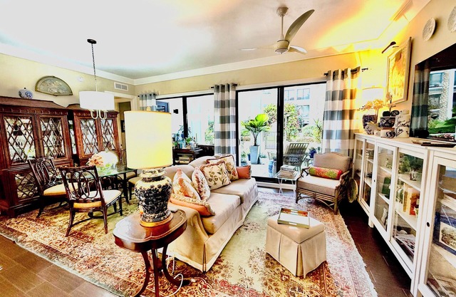 Pristine 2-bed condo +den w/daybed, a block and a half to Downtown Olde Naples.