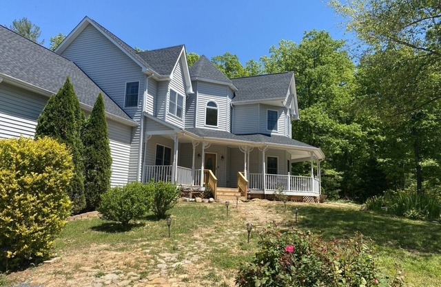 Private 10 acres with Blue Ridge Mountain Views! Enjoy any season RIGHT here!