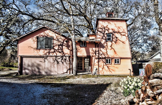 Private 2nd Floor apartment on 4 acres across the street from Clear Lake.