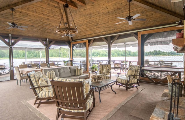 Private 70 Acre Lake, Glamping Tents, 2 Homes, Lakefront Dock House