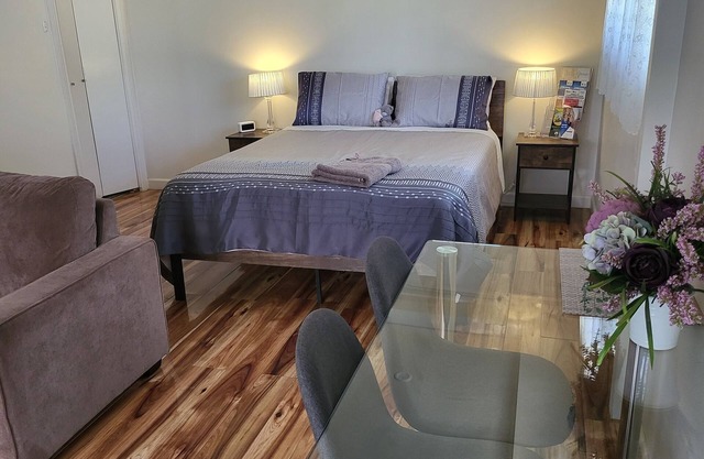 Private access, remote gate. Netflix, Foxtel, Wi-Fi, A/C,