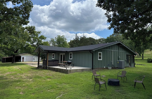 Private and secluded 4-bedroom farmhouse minutes from Lake Greeson