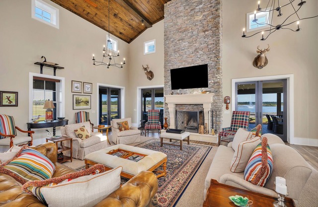 Private and Spacious 6-bedroom lodge on a lake