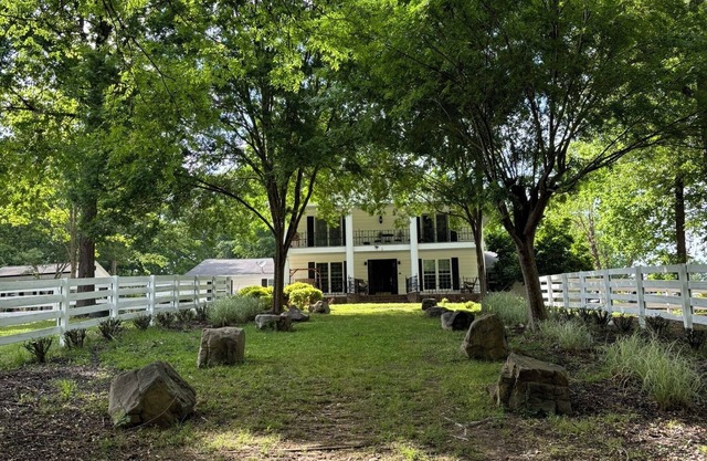 Private and Spacious 7-bedroom house in fabulous Brooks with pool and lake, WiFi