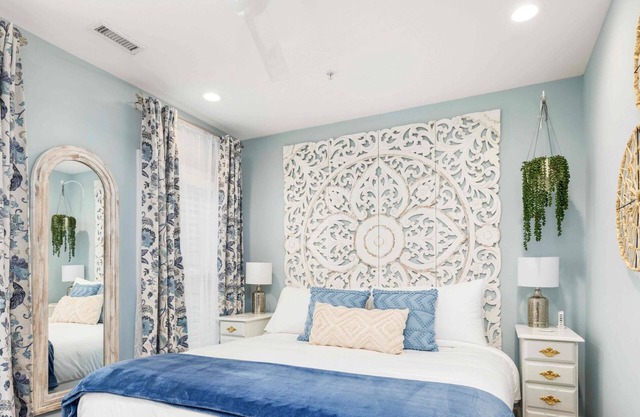 Private Balcony, 2 Living Rooms, 2 Blocks to King!