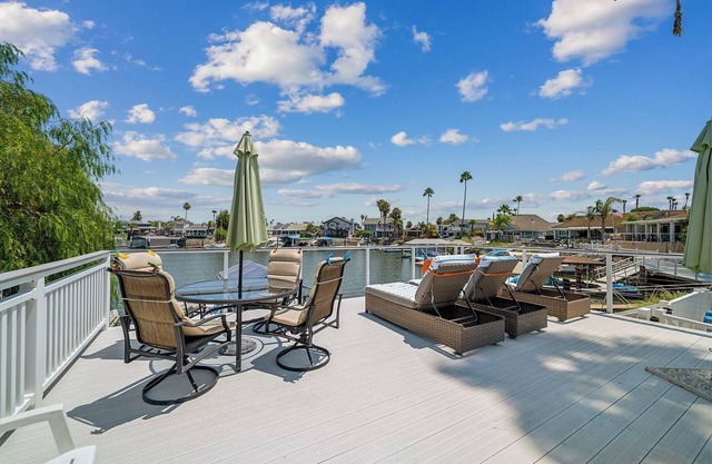 Private Bay Mins to Fast Water! Spa!