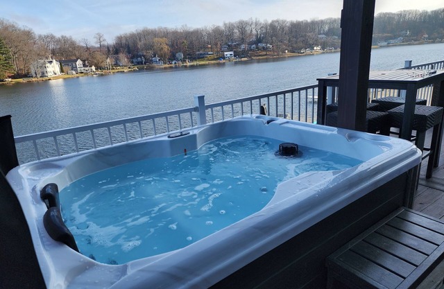 Private Beach-Hot Tub-Tiki Bar-Grill-Pontoon-Game Room-Kayaks-Fires-35min to GR