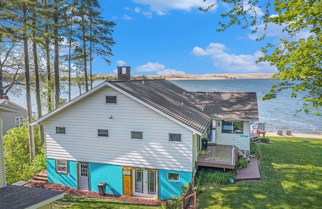 Private Beachfront on Silver Lake: Amazing Views, Pontoon Boat, Kayaks