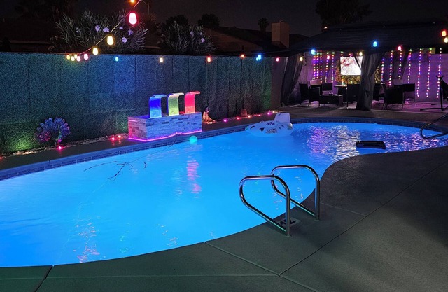 PRIVATE,BIG HEATED POOL, ENTERTAINMENT SMART HOME.