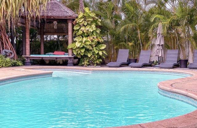 Private Boutique Resort in Hawaiian Paradise-Lush Backyard, Pool, Wifi & BBQ!