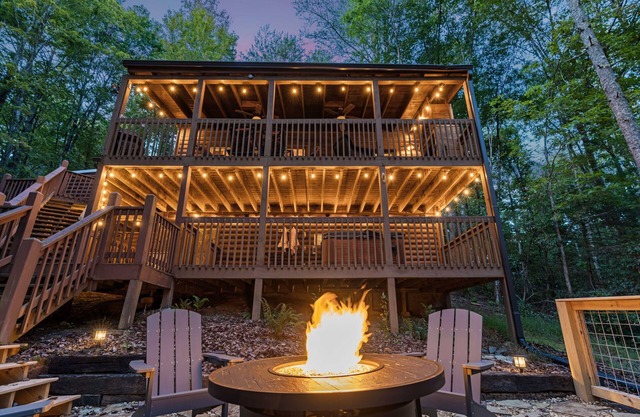PRIVATE cabin close to Blue Ridge and Ellijay HOT TUB + OUTDOOR FIREPLACE