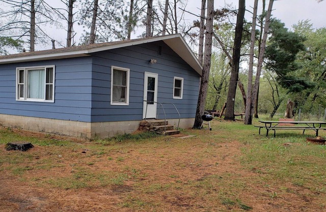 Private Cabin nestled in pines and a short walk to Wisconsin River on 72 acres