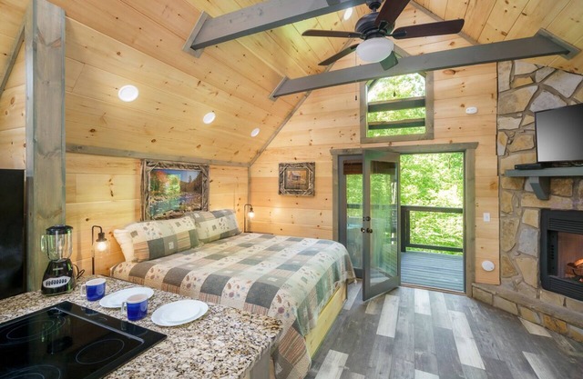 Private Cabin w/Modern Amenities, Cozy Couple Getaway