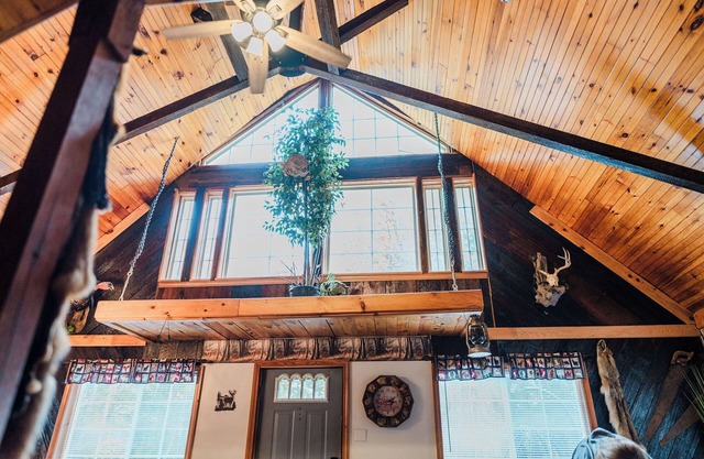 Private Cabin with Hot Tub, in Cherry Tree, 10 mins from The Roost Event Center