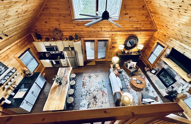 ⭐️⭐️Private cabin with Mountain Views and hot tub close to Pigeon Forge!