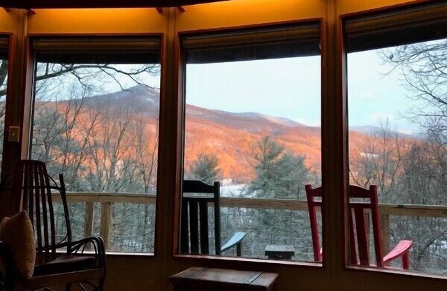 Private cabin with VIEWS FOR DAYS!