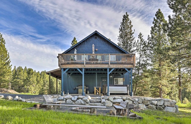 Private Cascade Cabin with Hot Tub & Fire Pit!