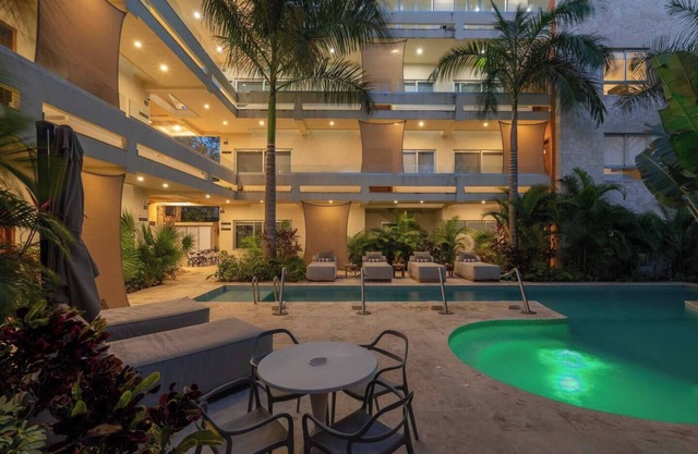 Private condo ideal for group/family, 12 people