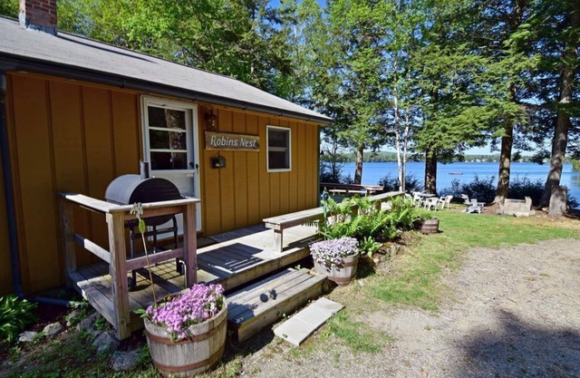Private Cottage with dock, kayaks, swing set, near Acadia NP on Georges Pond