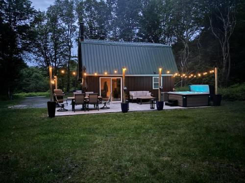 Private Cottage with Hot Tub in the Woods