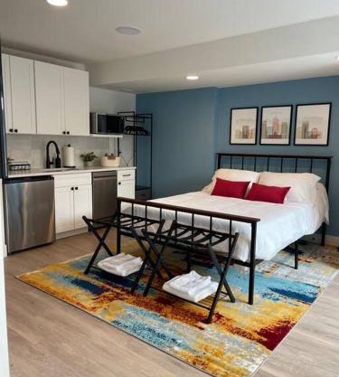 Private, cozy, suite by Mile High Stadium and Downtown Denver!