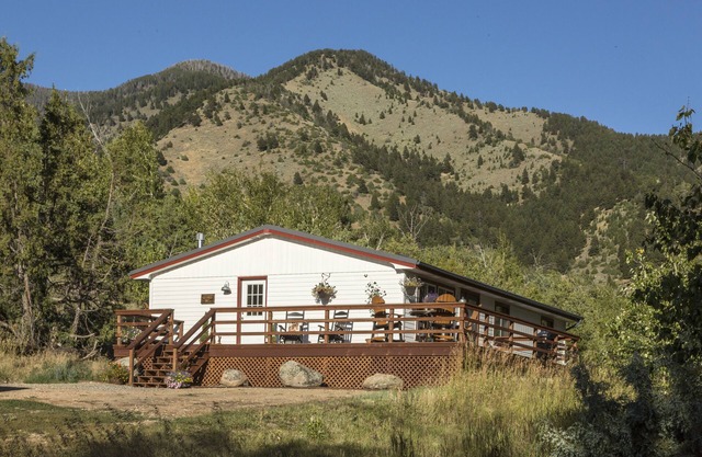 PRIVATE creekside house on cattle ranch 45 mins from Yellowstone National Park