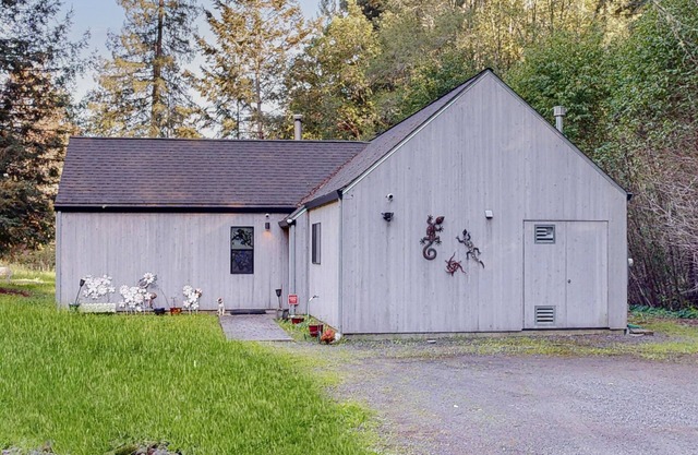 Private creekside oasis on 6 acres with furnished patio & bonus sleeping den