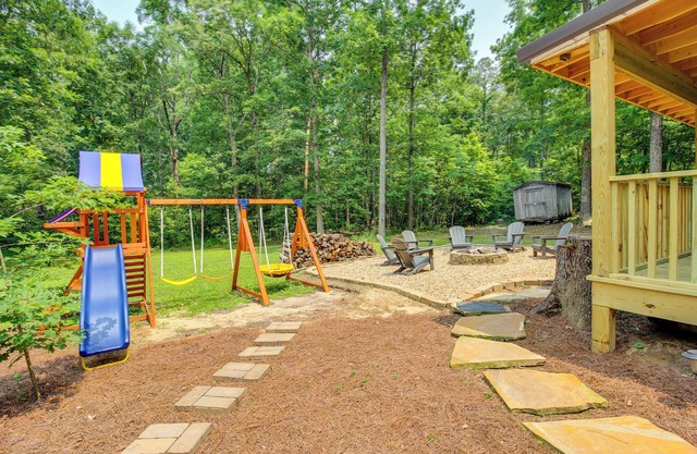 Private Deck: Studio Near Guntersville Lake!
