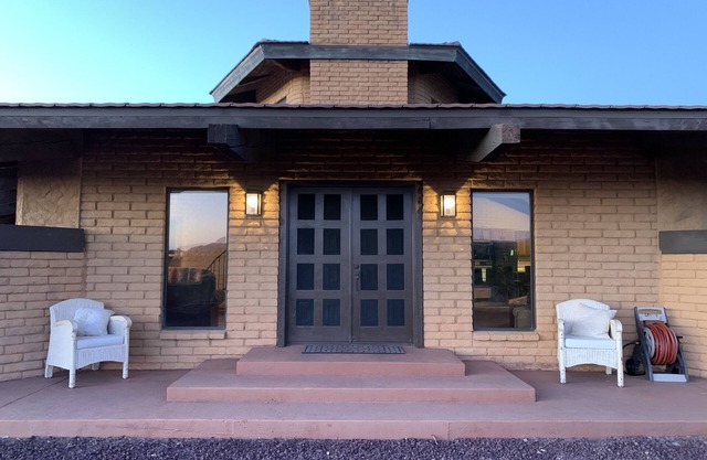 Private Desert Escape Close to Downtown with Horse Pens on the Sols Wash!