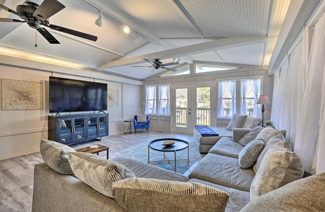 Private Dock and Deck Lakefront Hot Springs Home!