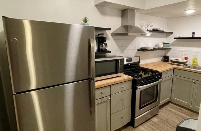 Private downtown Columbus 1 bed/1 bath mins from hospitals, sports & airport