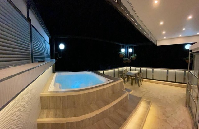 Private Duplex with Jacuzzi LS Belle