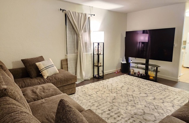 Private entire 2-bedroom house with cozy backyard & patio close to 4 Downtowns