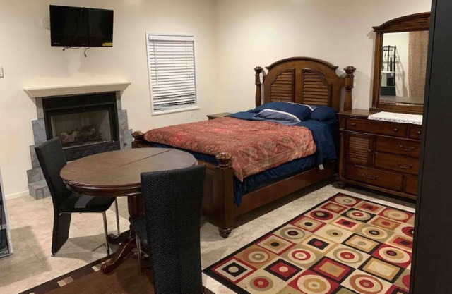 Private Entry Huge Pool Front w/Electric Mattress.Sleeps 2. Near CSUN