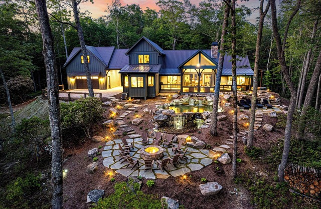 Private Falls-Hiking-View-King beds-Sauna-Pub-Chefs Kitchen-In Town & Private!