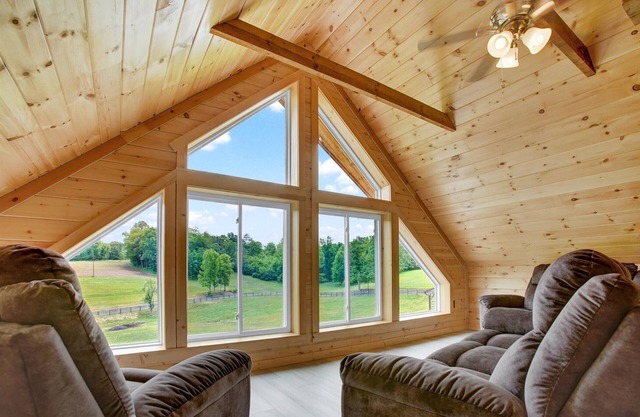 Private Farm Setting w/7-bedroom cabin & pond, Plus 3 acres of yard space