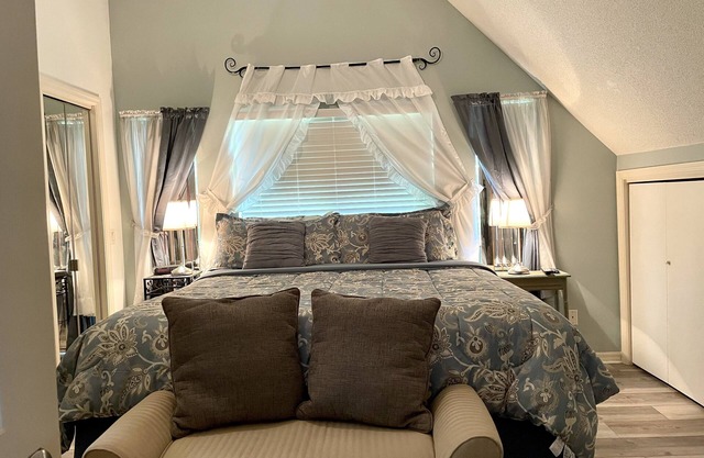 Private Fenced-In Pool Home/pet friendlySpacious and fully equipped.