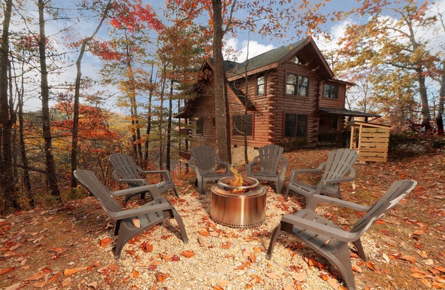 Private Firepit, Mountain Views, Hot Tub, Pool Table, Resort Pool & Mini Golf!